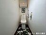 トイレ：2階のトイレは少々広く設計されており、ゆとりがございます。