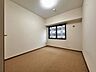 子供部屋：約6.4帖の洋室です。シンプルな内装で家具が配置しやすく、子供部屋や書斎などに適しています。窓には手すりが設置されており、すっきりとした使いやすい空間です。