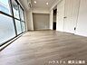 リビング/ダイニング：エアコン完備で引越し当日から快適。バルコニーへ繋がる大きな窓から光が入ります。奥のキッチンへ遮るものなく移動でき、一面の壁にはアクセントクロスを採用しています。