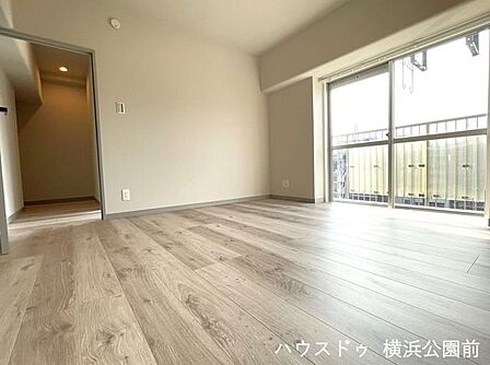 約7.5帖の洋室です。10.61m2のバルコニーに面しております。