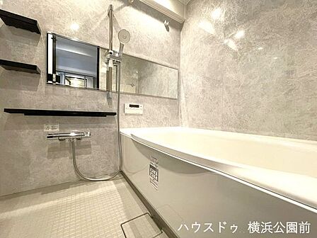ユニットバスも新規設置。グレーの壁はシックで品があります。