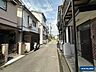 外観：■車の出し入れもしやすく、落ち着いた周辺環境の前面道路です。