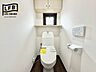 トイレ：窓からの自然換気でいつでも爽やかに保ちやすく、上部にはトイレットペーパーなどを隠してしまえる吊戸棚も付いています