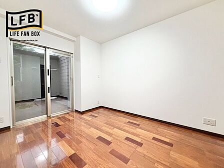 庭に面した洋室です。お部屋からお庭を眺めることができます。菜園などをしても楽しそうです。