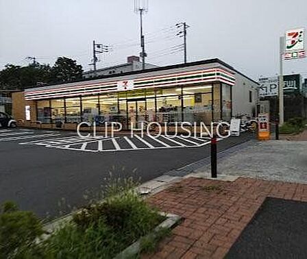 セブンイレブン横浜新桜ケ丘2丁目店 徒歩11分。 810m