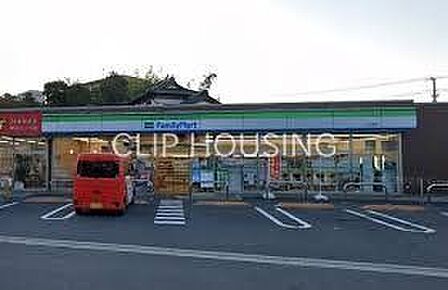ファミリーマート六ッ川西店 徒歩4分。 260m