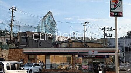 セブンイレブン横浜永田台店 徒歩8分。 570m