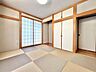 和室：和室内はいつも明るい印象なので気持ちの良い朝を迎えられます。