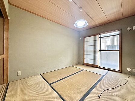 和室は様々な用途に使用可能。ちょっと横になりたいなと思った時フローリングだと躊躇する所、和室はすぐ横になれます。また、洗濯物を畳む時、アイロンがけをする時、お子様を寝かすスペース等、様々な場面で活躍。