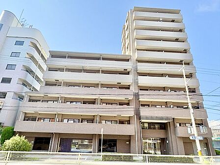 落ち着いた住環境と利便性を兼ね備えた、快適なマンションライフ。日当たり良好なバルコニーで、心地よい毎日を。通勤・通学、お買い物にも便利な好立地。
