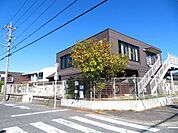 くまのまえ保育園2012年開設。最大の特徴は、1歳児から5歳児の異年齢保育。異年齢が関わり、一人ひとりの個性を見つける保育園。子ども主体の生活、遊びを大事にした保育を行っています。 520m