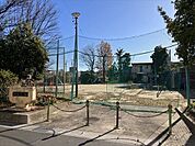 江明公園木々が多い公園です。遊具は滑り台、ブランコ、鉄棒があります。 170m