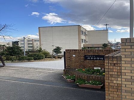 名古屋市立片平小学校【教育理念】自立・公共・共生・創造【教育目標】自ら考え、思いやりをもって行動する子どもの育成【育てたい子ども像】確かな学力(知)豊かな心(徳)健康な体(体) 1640m
