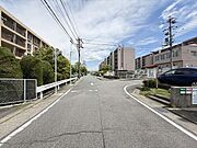 引越し業者のトラックも問題なく停めて置くことが出来る道幅です。
