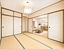 和室：リビングとつながる畳敷きのお部屋は、お客さまが遊びに来た時にも使えますし、ちょっと疲れた時にお昼寝できるのもうれしいですね。