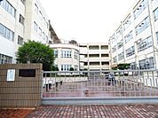 名古屋市立左京山中学校近くには自然豊かな大高緑地公園があります。「学びあい 助けあい～仲間とともに 輝く未来へ～」をテーマに、共に安心して生活できる集団づくりと学習の基礎基本の定着を重点目標に…