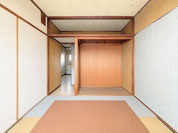 足を伸ばしてく...