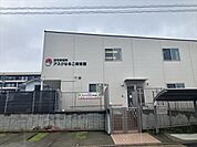 アスクなるこ保育園保育園の特徴は、園庭に大きな桜の木と畑で育てる野菜や植物、虫など自然に触れ合い、周辺にも公園があり、元気に遊んでいます。STEAMS保育、クッキング、異年齢保育など様々な活動を取…