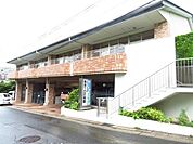 鳴海ヶ丘幼稚園教育理念・目標「ものごとに感謝できる心豊かな子どもを育てる」東丘小学校の北隣の高台に立地。労作収穫体験ができる「なるなる畑」は、子どもたちの心を伸びやかにします。 1220m