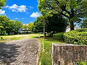 古川公園新藤川橋の近くにある公園。滑り台やブランコの遊具があります。大きな木に囲まれた静かな環境です。 470m