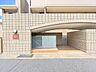 エントランス：マンションの正面玄関であり、住人の安全とプライバシーを守る共用部です。