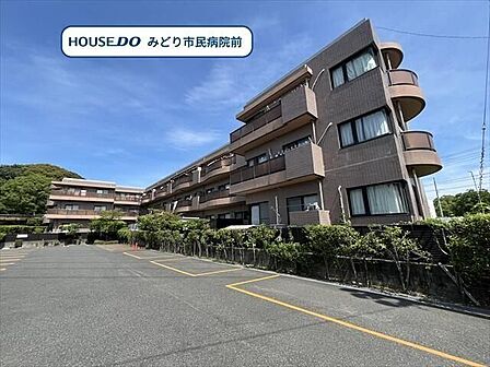 3階建て低層マンションです。名鉄名古屋本線/中京競馬場前駅　徒歩約28分、市営バス「桶狭間寺前」停　徒歩約2分。