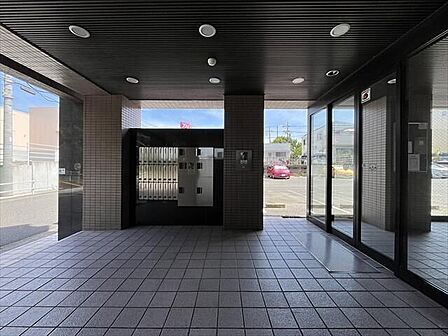 宅配ボックスが設置されています。在宅時・不在時に関わらず、居住者の代わりに非対面で宅配荷物を受け取ってくれる便利な設備です。
