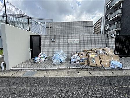 マンション駐車場の出入口横にあるゴミ置き場です。