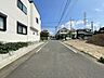 その他：幅員約6mの前面道路です。車が余裕を持ってすれ違うことが出来る道幅です。車の出し入れも余裕を持って行うことが出来ます。