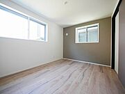 【収納豊富な居室】　2号棟6帖納戸は収納スペースも充実したお部屋です。