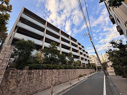 築浅マンションならではの美観が感じられます。