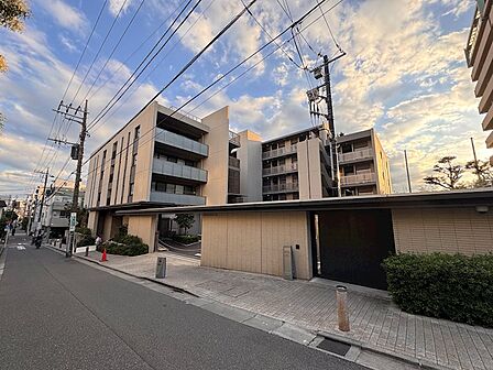 エントランスアプローチと車路を分離した配棟。