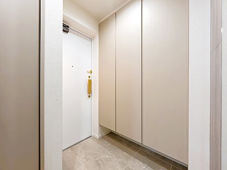 玄関には大容量の壁面収納と、天井まである全身鏡。開放感ある空間が、家族を優しく迎え入れます