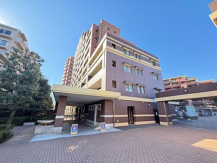 西欧建築の3層構造に明るい色調を取り入れることにより、格調と軽やかさを両立したモダンな雰囲気を演出。