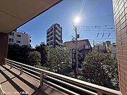 南向き3階部分にて陽当り良好です。前面建物は低層住宅ですので、3階ながらも開放感があります