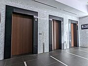エレベーターは全部で3基。朝の混雑時も安心です。