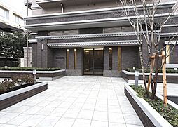 「邸宅」の顔にふさわしい、建物の深みや奥行きを感じさせる重厚なエントランス