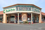 【フレンドマート上笠店】青果、水産、精肉、惣菜といった生鮮食料品をメインに、毎日のお買い物に便利な日用品が揃う地元に密着したスーパーです。駐車場が広く、車でも利用しやすいお店です。 120m
