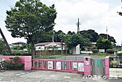山田こども園【山田こども園】平成31年に開園したこども園です。四季折々の自然環境に恵まれた立地に広い園庭を有しており、のびのびと元気に遊ぶことができる環境です。車での送迎も可能です。 650m