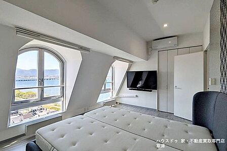窓の外に広がる景色を独り占め。一日の終わりに静寂と癒やしを与える主寝室です。
