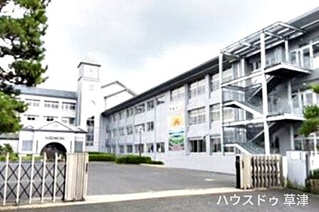 【速野小学校】最も琵琶湖寄りの守山市北部に位置し、速野幼稚園に隣接した小学校です。「自愛・友愛・学校愛」を合言葉に教育実践しています。学校HPにて学校行事の様子や年間行事を紹介しています。 3630m