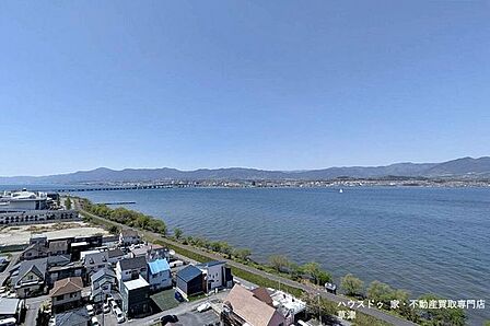 時間ごとに表情を変える琵琶湖の湖面。この場所だけの特等席がここにあります。