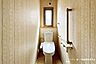 トイレ：温水洗浄便座や手すりを完備した安心感のあるトイレです。小窓があり自然換気もスムーズに行えます。