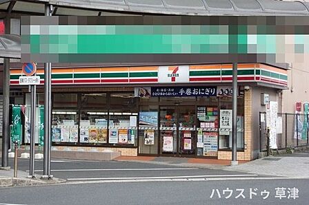 【セブンイレブン瀬田駅前店】JR瀬田駅南口から徒歩1分に位置します。コンビニエンスストア内には、ATM・マルチコピー機の設置があり、クレジットカードを含む各種キャッシュレス決済が可能です。 320m