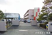 【草津小学校】明治6年創立の歴史ある小学校です。「確かな学力を身につけた 心豊かでたくましい 子どもの育成」教育目標を掲げ、人にやさしく 学び・かかわり きたえる子の育成に力を入れています。 670m