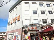 ライフ初芝店 862m