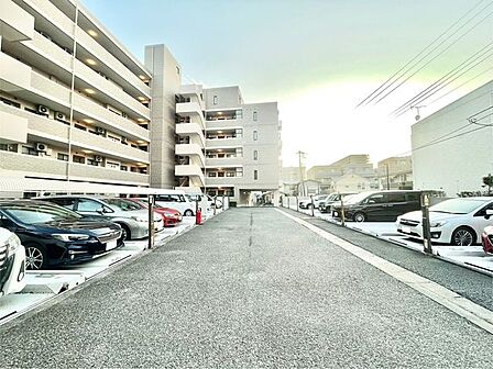 【駐車場】ファミリーカーも悠々駐車できるスペースです。お車好きにはたまらないですね！
