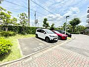【駐車場】ファミリーカーも悠々駐車できるスペースです。お車好きにはたまらないですね！