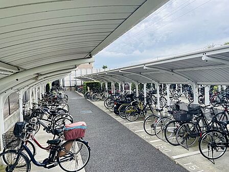 【駐輪場】雨の日も嬉しい屋根付き駐輪場です。