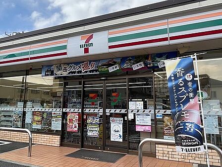 セブンイレブン千葉作草部町店まで470m (徒歩6分)急な買い物はもちろん、ATM利用や公共料金の支払いなどにご利用いただけます。